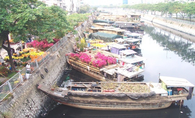Chạnh lòng thương hồ bôn ba ngày Tết - 1 Bến sông Bình Đông ngày 30 chen chúc ghe chở hàng Tết.