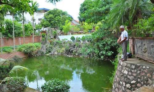 Mùng 1 Tết: Ngắm vườn “siêu” cây cảnh giá 10 tỷ đồng ở Hà Thành - 2
Ông Ngọ chăm sóc siêu cây bên gian nhà cổ rất đẹp của gia đình.