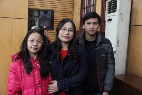 3 mẹ con nhà cô giáo Bùi Việt Anh luôn là hậu phương vững chắc cho chiến sỹ, bác sĩ An Thành Vũ đang công tác ở Đảo Song Tử Tây.