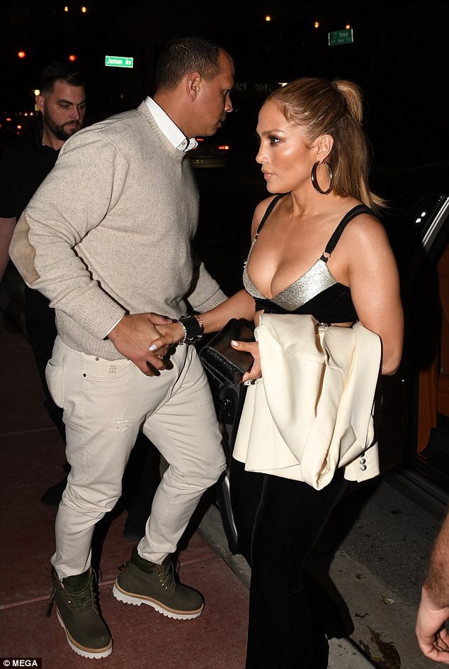 Bạn trai tặng nhẫn gần 200 nghìn USD cho Jennifer Lopez - 4
Cặp đôi vừa đón Giáng sinh đầu tiên bên nhau