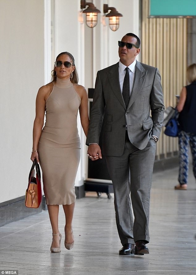 Bạn trai tặng nhẫn gần 200 nghìn USD cho Jennifer Lopez - 6
Trước đó cặp đôi ăn vận sang trọng đi chọn mua nữ trang