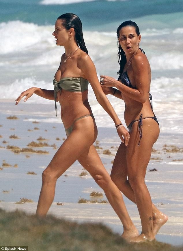 Alessandra Ambrosio tung tăng khoe dáng trên bãi biển - 2
Người đẹp 37 tuổi và bạn bè đang đi nghỉ mát ở Tulum, Mexico