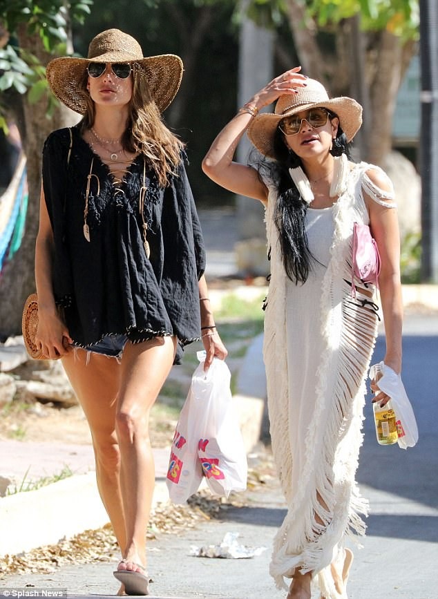 Alessandra Ambrosio tung tăng khoe dáng trên bãi biển - 11 Alessandra Ambrosio tung tăng khoe dáng trên bãi biển - 11