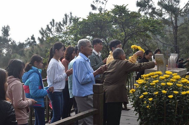 Hàng ngàn lượt người viếng mộ Đại tướng, vãn cảnh chùa ngày đầu năm - 1 Người dân viếng mộ Đại tướng ngày đầu năm