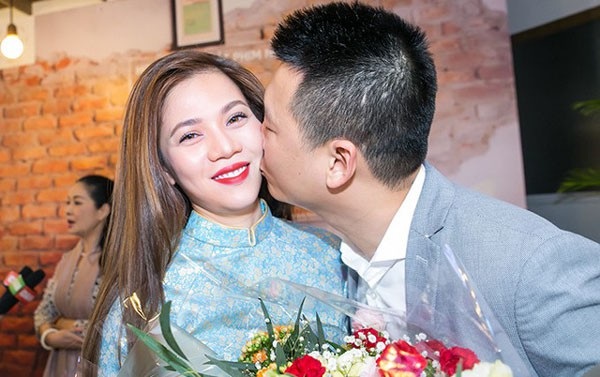 Mỹ Dung bị chồng nhắc nhở vì… quá yêu con! - 1 Mỹ Dung hạnh phúc được chồng yêu thương và ủng hộ công việc ca hát.