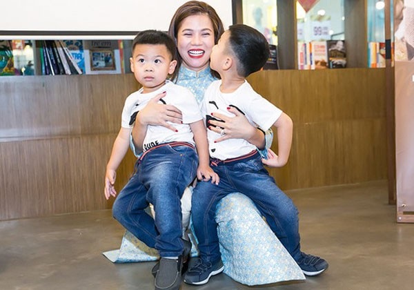 Mỹ Dung bị chồng nhắc nhở vì… quá yêu con! - 3 Mỹ Dung trân trọng từng khoảnh khắc đón năm mới bên người thân.