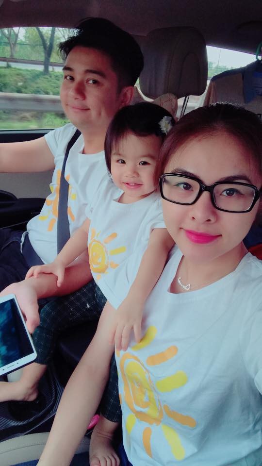 Sao Việt đón Xuân Mậu Tuất thế nào? - 17 Đầu năm mới Vân Trang cùng chồng và con gái về quê nội như thông lệ hàng năm của mình. Đặc biệt gia đình Vân trang còn diện đồng phục vô cùng đáng yêu.