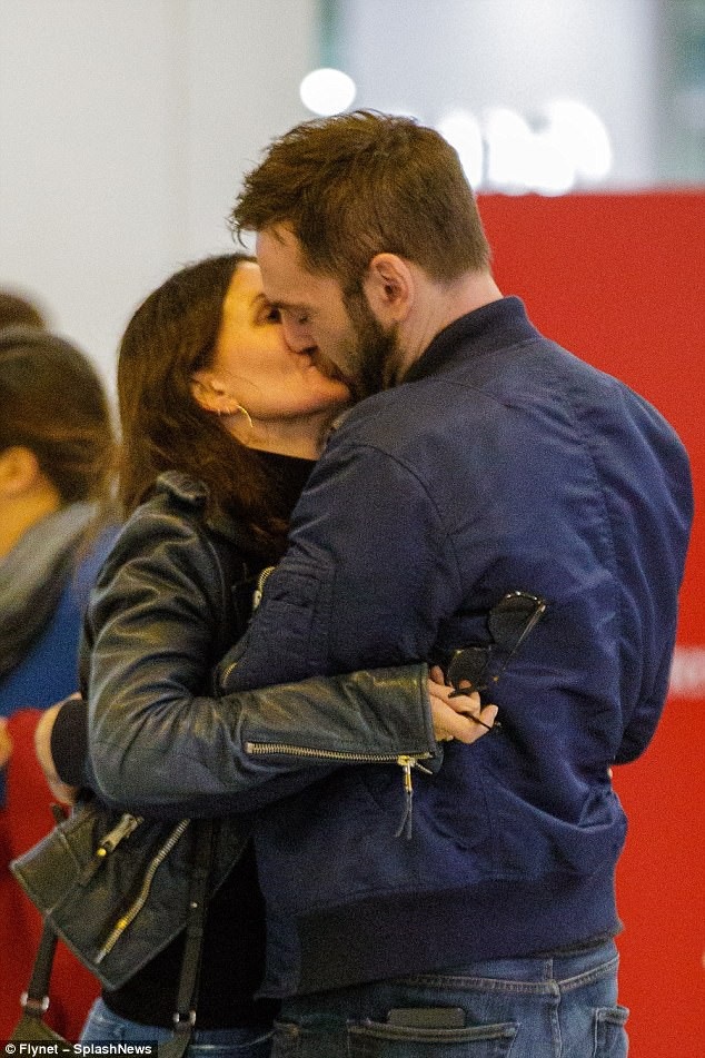 Courteney Cox hôn say đắm bạn trai kém 12 tuổi - 1
Courteney Cox tình tứ bạn trai Johnny McDaid tại sân bay Heathrow ở London ngày 17/2 vừa qua