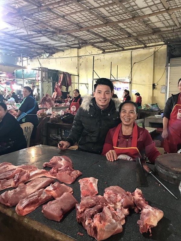 Chúc Tết Bùi Tiến Dũng, fan nữ muốn níu luôn trung vệ U23 Việt Nam ở lại quê nhà - 2 Trung vệ Bùi Tiến Dũng cùng mẹ cười hết cỡ tại chợ ngày áp Tết.
