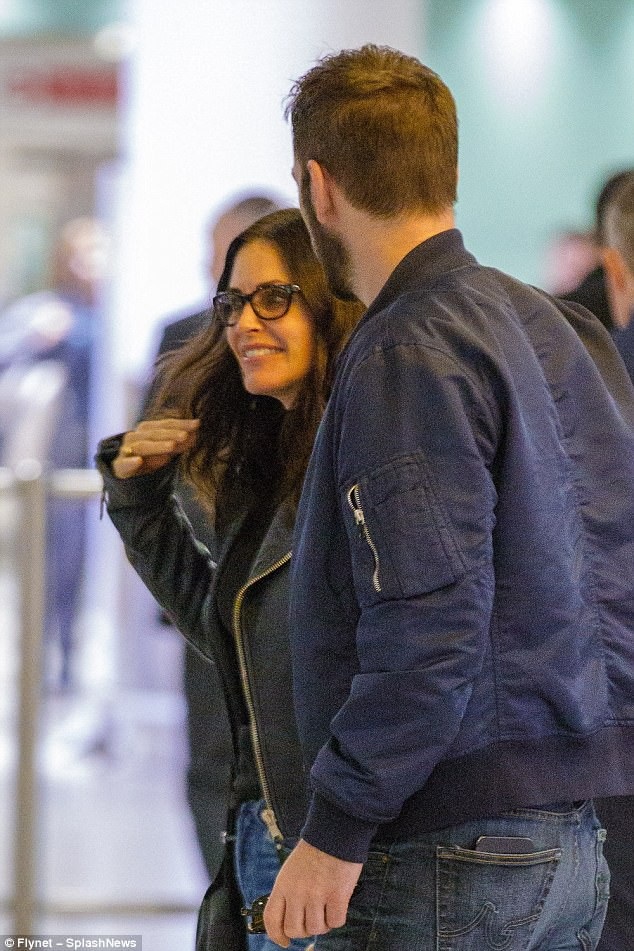 Courteney Cox hôn say đắm bạn trai kém 12 tuổi - 4
Họ đã hàn gắn quan hệ ít tháng sau đó vì cảm thấy không thể sống thiếu nhau