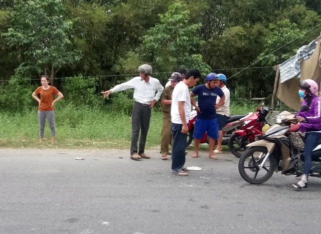 Hiện trường vụ tai nạn giữa xe máy và người đi bộ ở Cà Mau.
