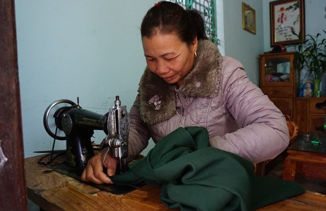 Hạnh phúc muộn của người phụ nữ từng mang án ma túy - 2 Chăn nuôi, trồng rừng, chạy chợ, những lúc rảnh rỗi, chị Vượng nhận sửa quần áo cũ cho bà con trong bản. Sau cái giá phải trả cho lòng tham và sự thiếu hiểu biết đã khiến chị trân quý hơn những đồng bạc lẻ kiếm được từ công sức lao động của mình