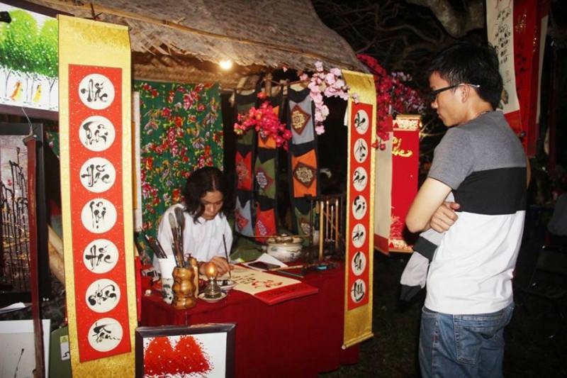 Nửa đêm đi chợ đình hái lộc, cầu duyên - 2 Những thanh niên xin chữ các ông Đồ để cầu may cho năm mới