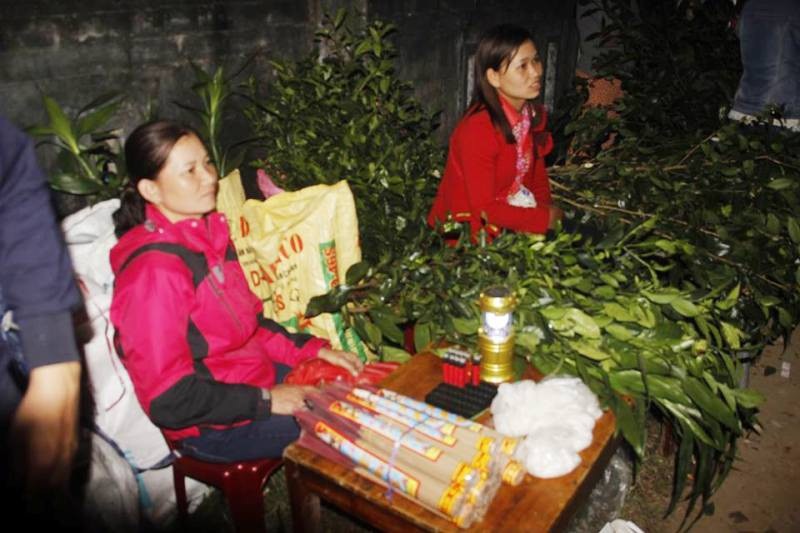 Nửa đêm đi chợ đình hái lộc, cầu duyên - 3 Người dân bán những thứ do mình làm ra để lấy may dịp đầu năm