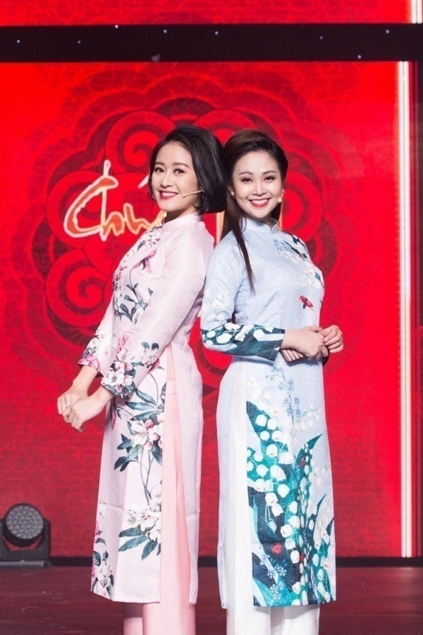 Dàn BTV VTV, người khoe không gian Tết sang trọng, người đón giao thừa trong… thang máy - 8 Song Linh (Thuỳ Linh - Phí Linh) - Hai MC xinh đẹp của VTV đảm đương dẫn dắt chương trình Chúc Xuân. Đây là chương trình với các clip phóng sự, tiết mục biểu diễn của các ngôi sao hàng đầu trong lĩnh vực nghệ thuật và giải trí và điểm lại các nghệ sĩ đã có những thành tích nổi bật ấn tượng trong năm.