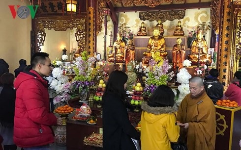Người Việt tại Pháp đi lễ chùa đầu năm - 1
Nhận lộc đầu năm tại chùa Trúc Lâm