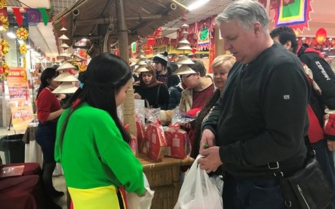Tết Việt ấm áp giữa lòng thủ đô Mowscow - 2
Nhiều mặt hàng tiêu dùng như mứt Tết, kẹo bánh, hoa quả rất hút khách
