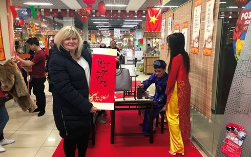 Tết Việt ấm áp giữa lòng thủ đô Mowscow - 4
Chị Irina rất vui với bức thư pháp, gồm 3 chữ: Phúc, Lộc, Thọ