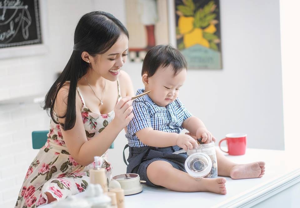 Các sao Việt làm mẹ đơn thân đón Tết như thế nào? - 3 Tết năm nay Thanh Trúc cố gắng bù đắp cho con để con có cái Tết trọn vẹn.