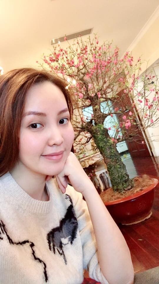 Dàn BTV VTV, người khoe không gian Tết sang trọng, người đón giao thừa trong… thang máy - 3 Á hậu - BTV Thuỵ Vân dẫu tất bật công việc của nhà đài vẫn cố gắng vun vén gia đình. Căn hộ sang trọng mà gia đình Thuỵ Vân đang sinh sống được trang hoàng ngày Tết với các loài hoa như đào thế,...