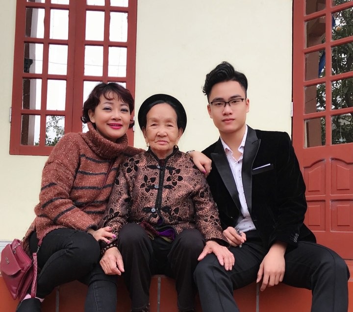 Các sao Việt làm mẹ đơn thân đón Tết như thế nào? - 5 Trà My cùng con trai đón tết bên mẹ đẻ.