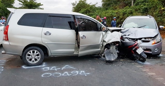 Hiện trường vụ tai nạn giữa 2 ô tô và 1 xe máy ở Sóc Trăng.