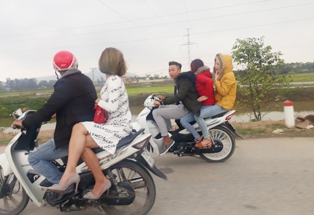 Nhan nhản cảnh không mũ bảo hiểm du xuân từ quê ra phố - 13 ... vô tư đầu trần phóng xe trên đường những ngày Tết