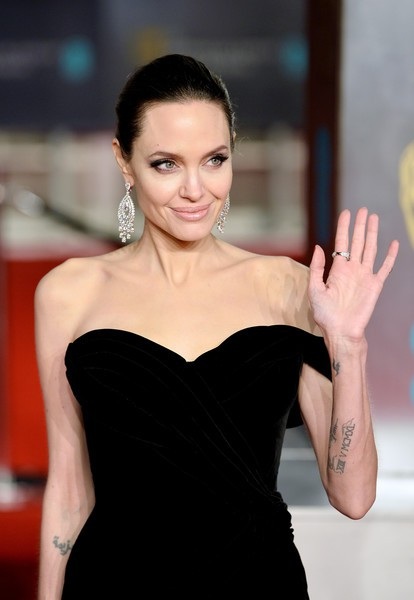 Angelina Jolie quyến rũ trên thảm đỏ - 1
Minh tinh Angelina Jolie dự lễ trao giải của Viện Hàn lâm Nghệ thuật Điện ảnh và Truyền hình Anh quốc ngày 19/2 vừa qua