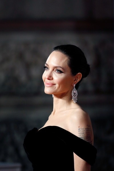 Angelina Jolie quyến rũ trên thảm đỏ - 7
Angelina Jolie kín lịch dự sự kiện trong vài tháng gần đây