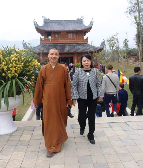 Du khách ùn ùn kéo về ngôi chùa lớn nhất Việt Nam - 5 Bộ trưởng Y tế được nhà chùa dẫn tham quan nhiều nơi trong chùa và chiêm ngắm những vẻ đẹp của ngôi chùa huyền sử đất Ninh Bình, được Thiền sư Nguyễn Minh Không sáng lập - là điểm bốc thuốc chữa bệnh, cứu dỗi chúng sinh từ hàng nghìn năm trước.