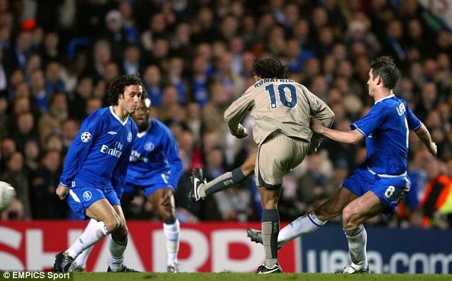 Chelsea đối đầu Barcelona: Kinh điển, duyên nợ và giàu cảm xúc - 1 Tình huống lắc mông ghi bàn của Ronaldinho vào lưới Chelsea ở vòng 1/8 năm 2005
