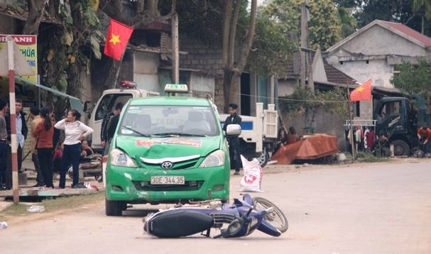 Nghệ An: Gần 500 người bị tai nạn giao thông, 6 người mất tay do pháo nổ - 2
Xe taxi đâm liên hoàn 3 chiếc xe máy khiến 1 người chết, 2 người bị thương nặng.