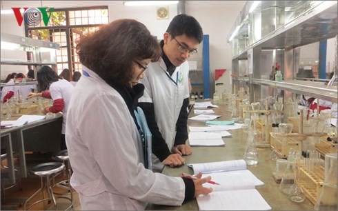 Nhà khoa học trẻ từ chối lương hàng ngàn đô la trở về nước làm việc - 1 Nhà khoa học trẻ Trần Phương Thảo hướng dẫn sinh viên thực hành trong phòng thí nghiệm