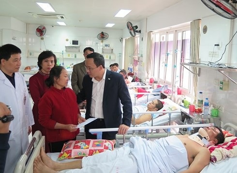 Nạn nhân TNGT nhập viện ngày Tết đều “có cồn trong máu” - 2 Phó chủ tịch chuyên trách Ủy ban ATGT Quốc gia Khuất Việt Hùng thăm hỏi, tặng quà động viên gia đình nạn nhân Phạm Sỹ Vinh, 58 tuổi, bị chấn thương cột sống do tai nạn xe máy