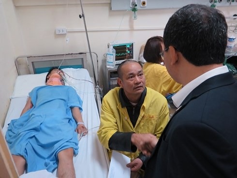 Nạn nhân TNGT nhập viện ngày Tết đều “có cồn trong máu” - 5 Phó Chủ tịch Ủy ban ATGT Quốc gia thăm hỏi người nhà nạn nhân TNGT trong Bệnh viện Việt Đức.