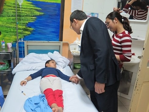 Nạn nhân TNGT nhập viện ngày Tết đều “có cồn trong máu” - 6 Phó Chủ tịch Ủy ban ATGT Quốc gia thăm hỏi nạn nhân Hà Đức Hùng, 6 tuổi, ở huyện Phú Xuyên, Hà Nội, bị TNGT khi đang được bố mẹ chở bằng xe máy trên đường đê thì bị bò húc.