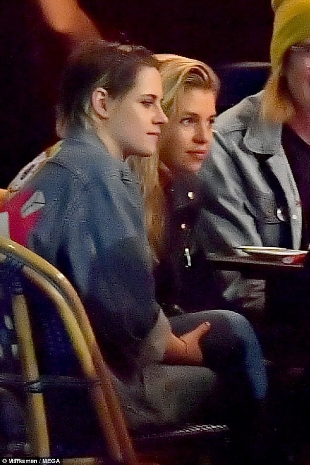 Kristen Stewart hạnh phúc bên người tình đồng giới - 1
Kristen Stewart và bạn gái Stella Maxwell đi ăn tối tại một nhà hàng ở Los Angeles ngày 2/2 vừa qua