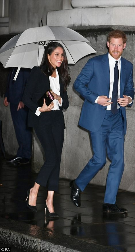 Công nương tương lai Meghan Markle liên tục được khen mặc đẹp - 4
Meghan Markle diện bộ đồ trị giá hơn 2000 USD của hãng Alexander McQueen, ngoài ra cô còn đi giày Jimmy Choo và mang ví Prada