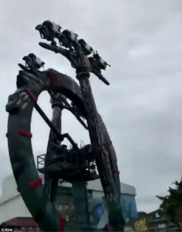 Một số du khách đã bị treo ngược ở độ cao 21m so với mặt đất.