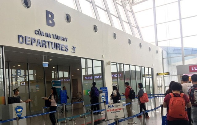 Xử phạt 3 cá nhân “mở cửa” cho khách nữ bị cấm bay đi Nga - 1 Vụ hành khách bị cấm bay vẫn được xuất cảnh sang Nga có liên quan đến kiểm soát không chặt chẽ của nhiều cá nhân, đơn vị