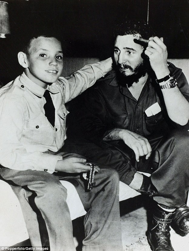 Cuộc đời dành trọn cho khoa học của con trai ông Fidel Castro trước khi tự sát - 1 Lãnh tụ Fidel Castro chụp ảnh cùng con trai Fidelito tại Havana trong khoảng năm 1960 (Ảnh: Getty)