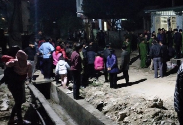 Dựng lại hiện trường vụ cháu bé 20 ngày tuổi bị bà nội sát hại - 1 Đông đảo người dân đến xem công an dựng lại hiện trường bà nội sát hại cháu bé 20 ngày tuổi