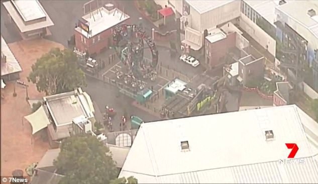 Theo thông báo chính thức từ phía công viên, những du khách gặp sự cố đã bị mắc kẹt trong 3 phút 25 giây.