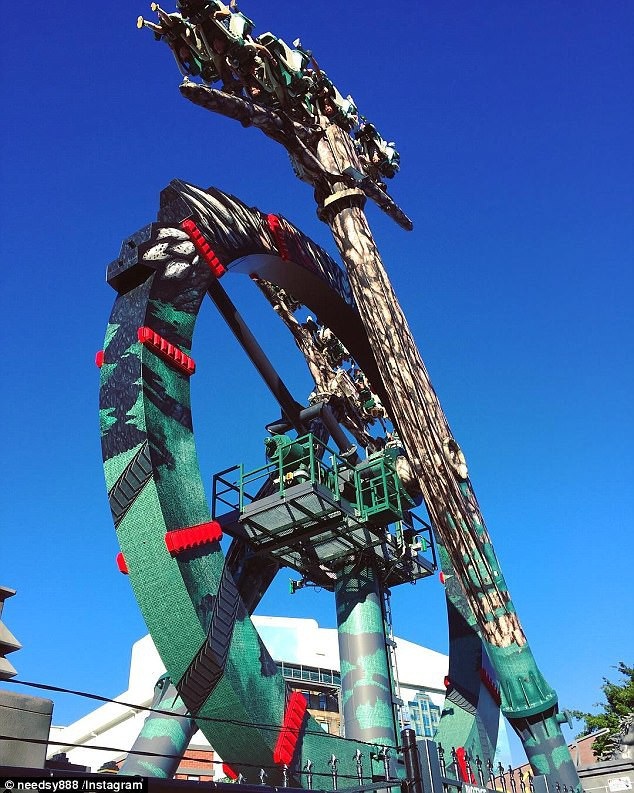 Vòng quay “Kẻ hủy diệt tận thế” bắt đầu được đưa vào hoạt động ở công viên điện ảnh Movi World hồi năm ngoái. Những vòng quay của nó chạy quanh 360 độ với tốc độ cao.