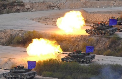 Xe tăng Hàn Quốc khai hỏa trong cuộc tập trận chung với Mỹ tại Hàn Quốc hồi tháng 4/2017 (Ảnh: Reuters)