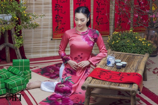 Diện áo dài tôn dáng đón Xuân sang - 1
Áo dài in họa tiết hoa luôn được lòng các cô gái, trong đó có Huyền Quỳnh ưu ái chọn mỗi dịp xuân về.