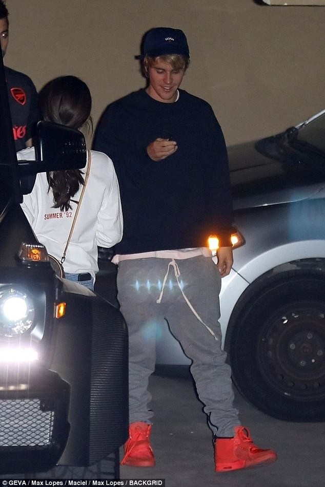 Selena Gomez tươi tắn tới ủng hộ Justin Bieber - 11
Justin muốn chứng minh với bạn gái rằng, anh thực sự trân trọng và quan tâm tới cô khi theo đuổi cô suốt mấy tháng trước khi hai người tái hợp chính thức.
