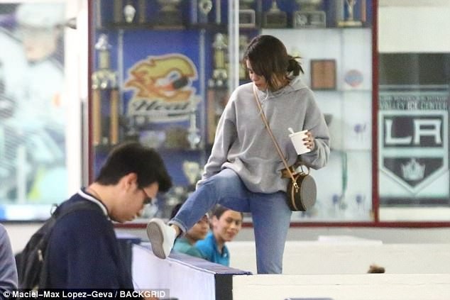 Selena Gomez tươi tắn tới ủng hộ Justin Bieber - 4
Đây là lần thứ hai, Selena theo bạn trai tới một trận bóng để ủng hộ anh. Tháng 11 năm ngoái, cô cũng khiến mọi người xôn xao khi xuất hiện tại sân bóng cùng Justin Bieber.