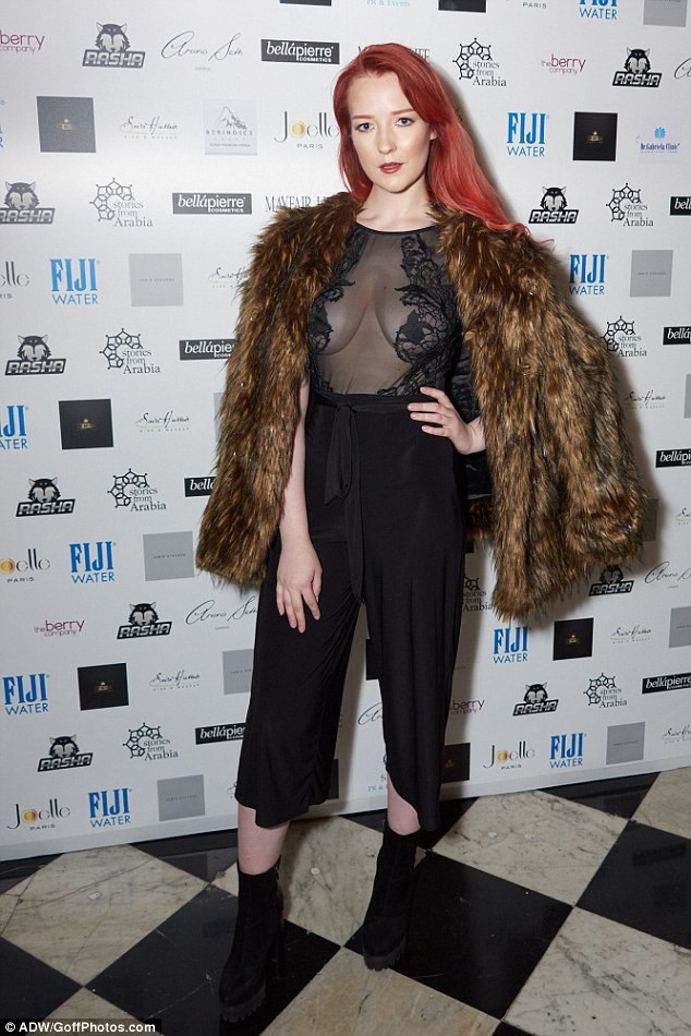 Người mẫu Anh diện áo táo bạo - 1
Người mẫu Victoria Clay sexy dự sự kiện thời trang diễn ra tại London ngày 19/2 vừa qua