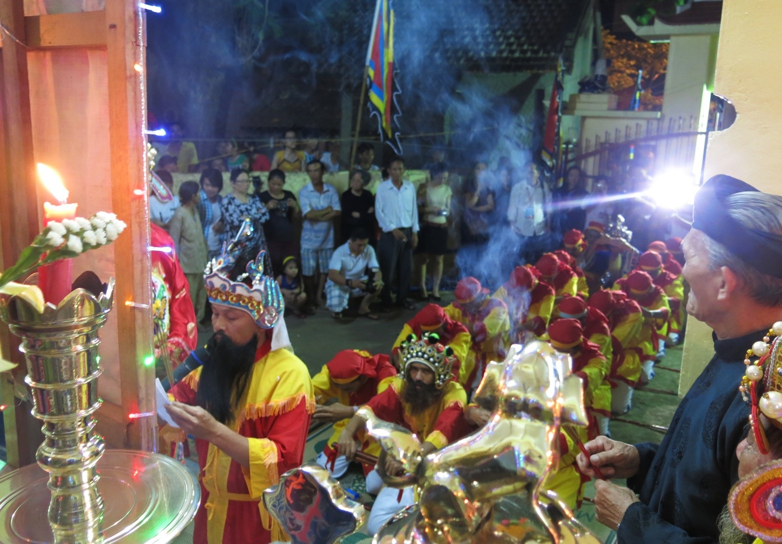 Hát bả trạo - lời cầu an trên biển ngày xuân - 1 Hát bả trạo gắn liền với tín ngưỡng thờ cá Ông và được diễn xướng trong lễ cầu ngư của người dân vùng duyên hải Trung bộ